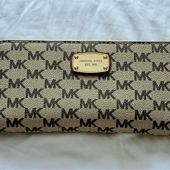 Michael Kors Wristlet - Picture 6 of 9
